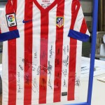 Camiseta firmada del Atlético enmarcada