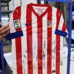 Camiseta del Atlético de Madrid enmarcada